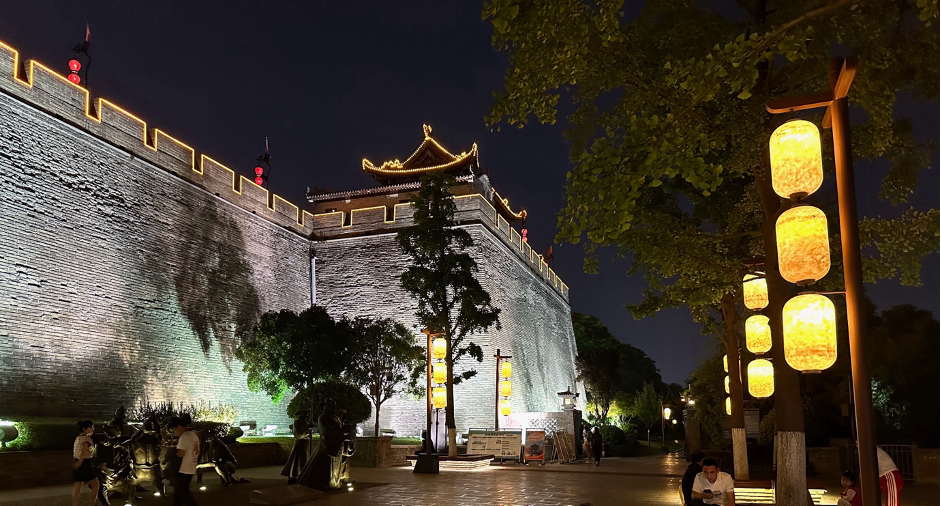A Night Stroll Beneath the Lantern Glow – Discovering Xi’an City Wall with My Daughter Elaine